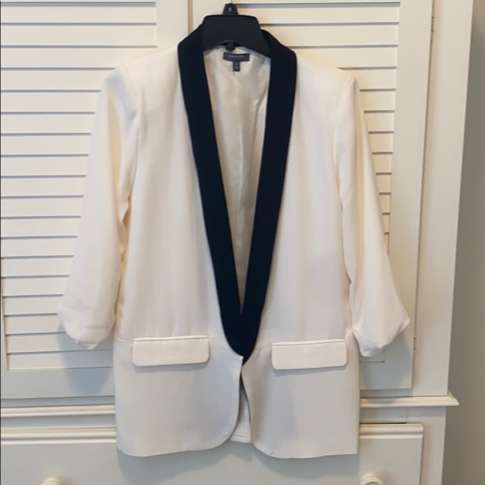 3/$10 🏷️ Off white blazer with black lapel size medium